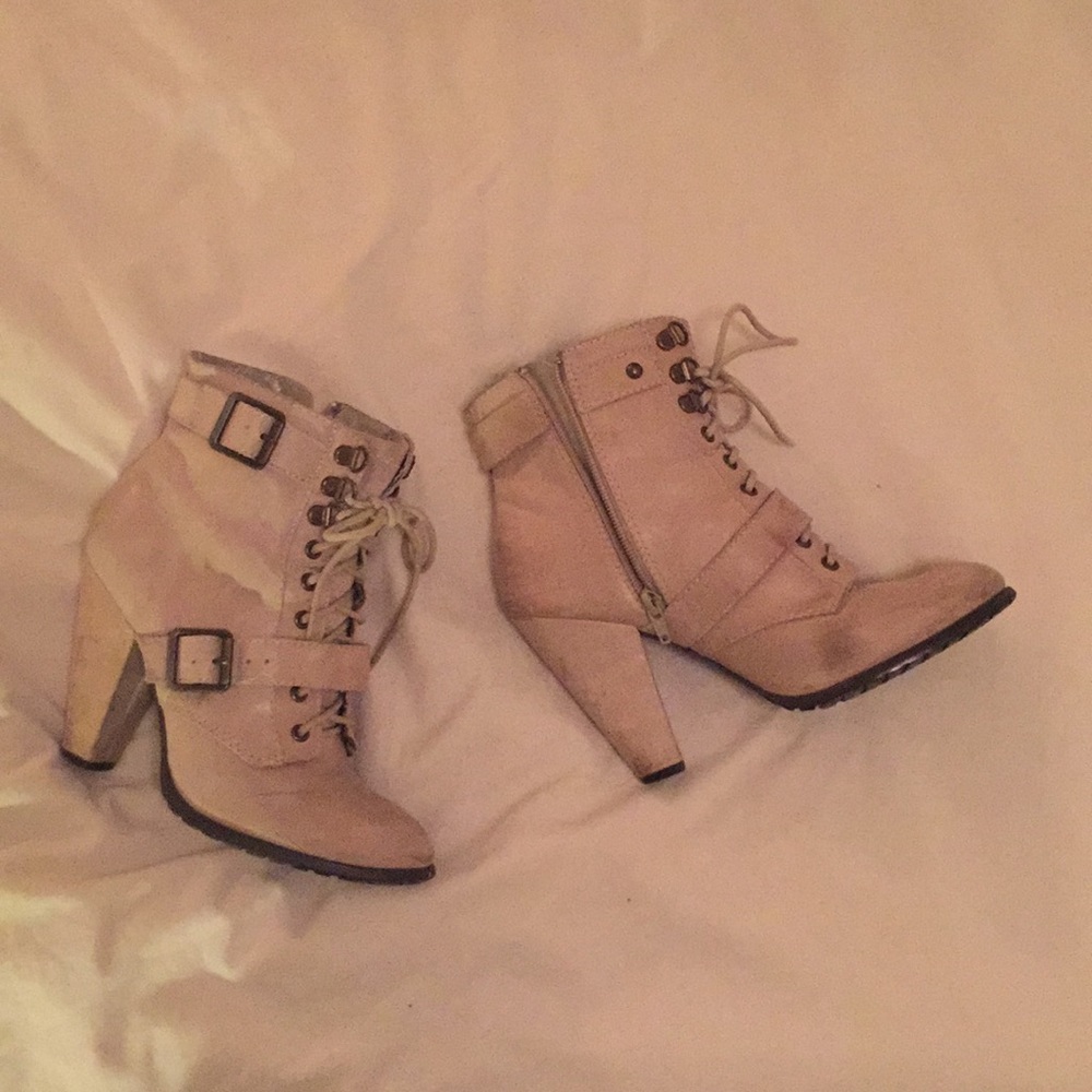 Seychelles Romance Ankle Boot in Mushroom